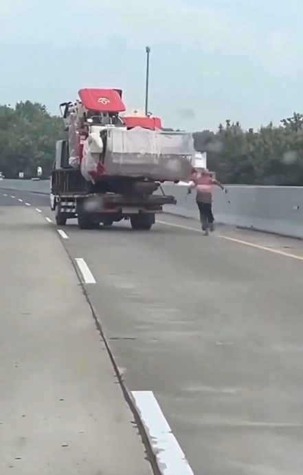 罗里大道停车没拉刹车滑行 司机追车场面吓人