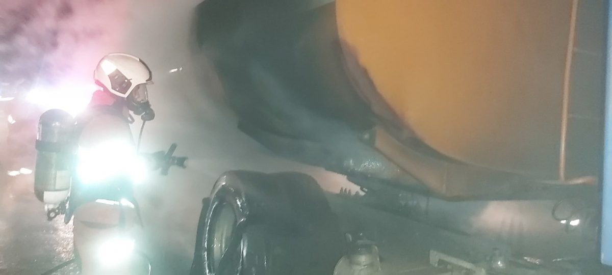 罗里深夜在大道起火 30%被烧毁