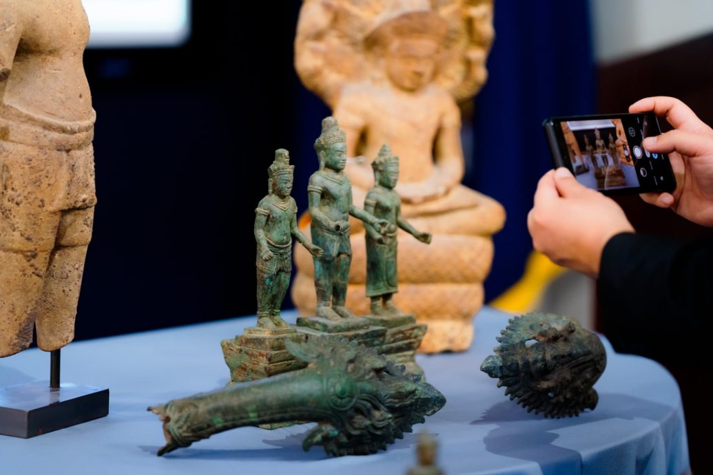 美国归还柬埔寨 27件失窃高棉古物