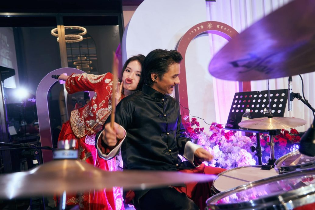 舒淇穿裙褂庆结婚周年 激吻冯德伦甜喊:Love U