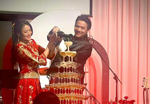 舒淇穿裙褂庆结婚周年 激吻冯德伦甜喊:Love U