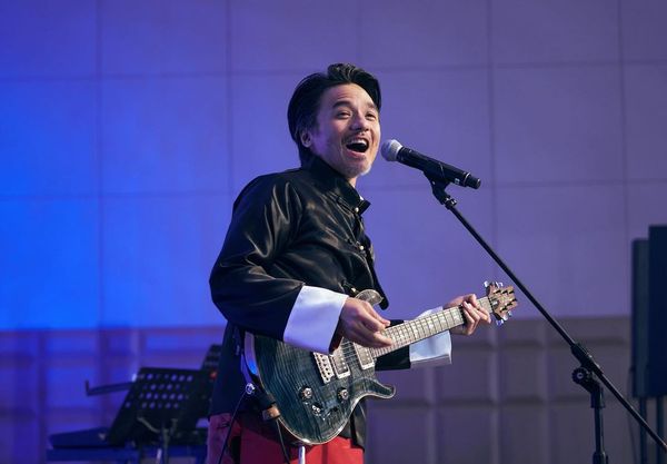 舒淇穿裙褂庆结婚周年 激吻冯德伦甜喊:Love U