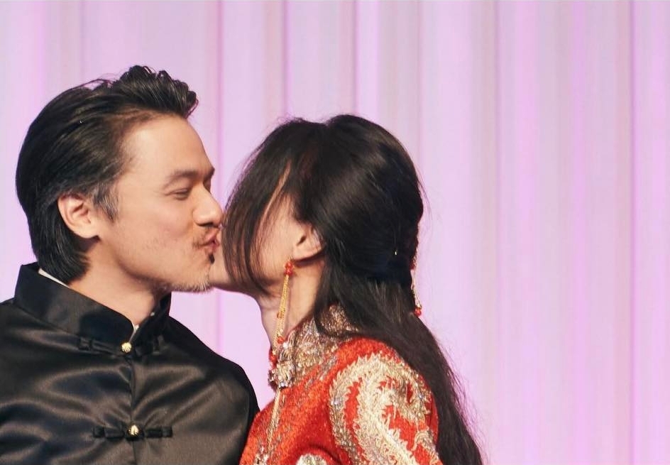 舒淇穿裙褂庆结婚周年 激吻冯德伦甜喊:Love U