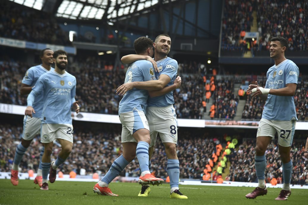 英超|主场横扫卢顿 蓝月暂登榜首