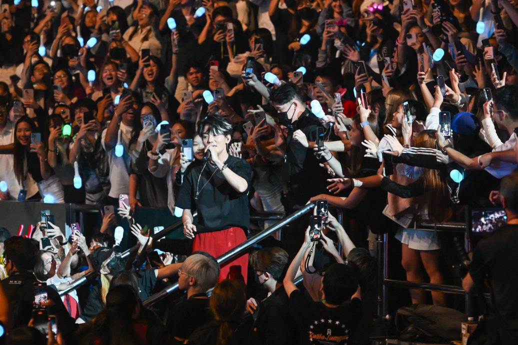 被云顶美景吸引 队长登台顺道拍新歌MV