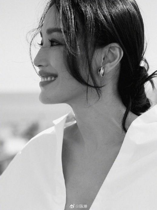 被冯德伦出卖20年前青涩照 舒淇娇嗔回应:算盘已备好