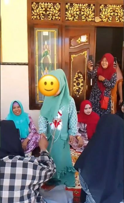 被父母许配给朋友儿 印尼7岁女童订婚