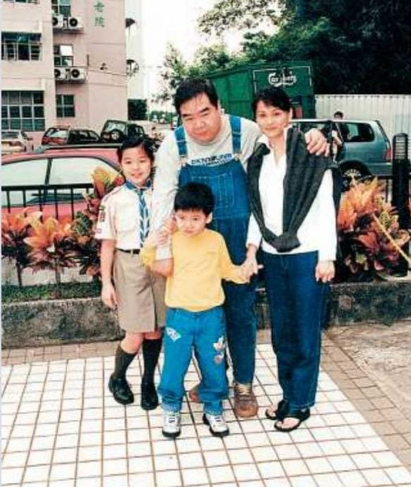 被证婚律师晒照“出卖” 72岁郑则仕低调嫁女