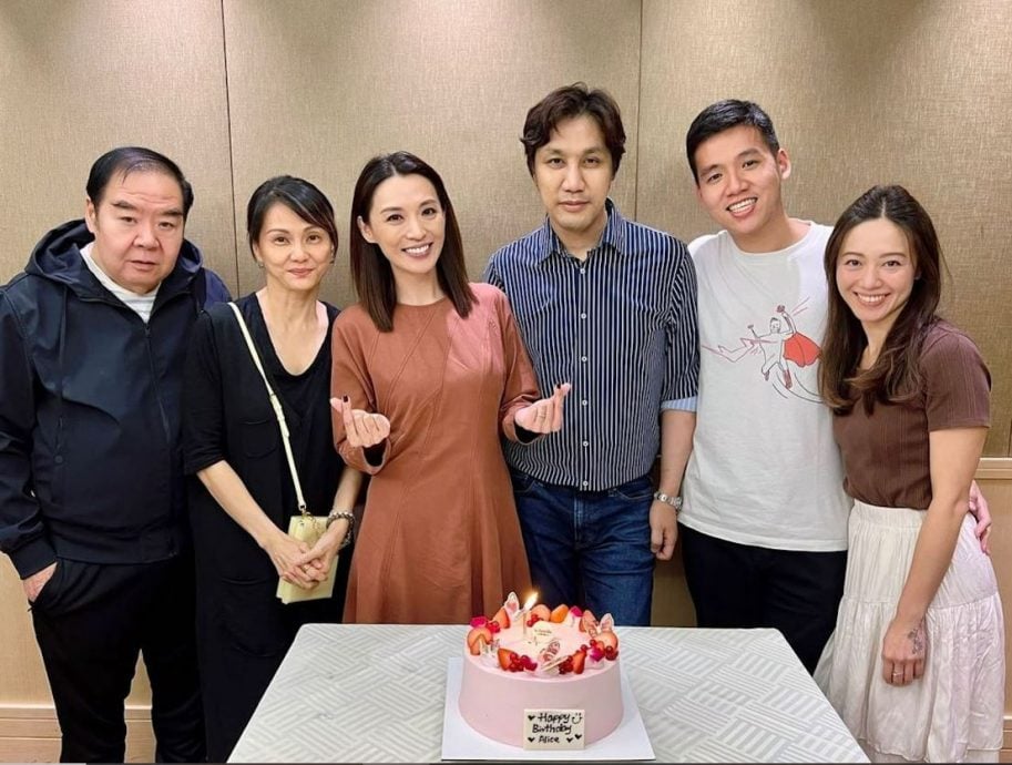 被证婚律师晒照“出卖” 72岁郑则仕低调嫁女