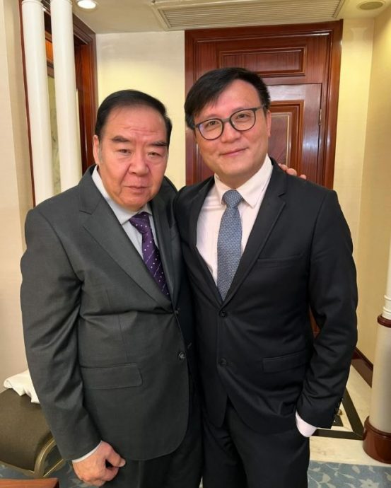 被证婚律师晒照“出卖” 72岁郑则仕低调嫁女