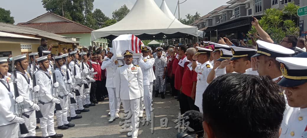 西华苏旦丧礼 数百海军同僚亲友送别