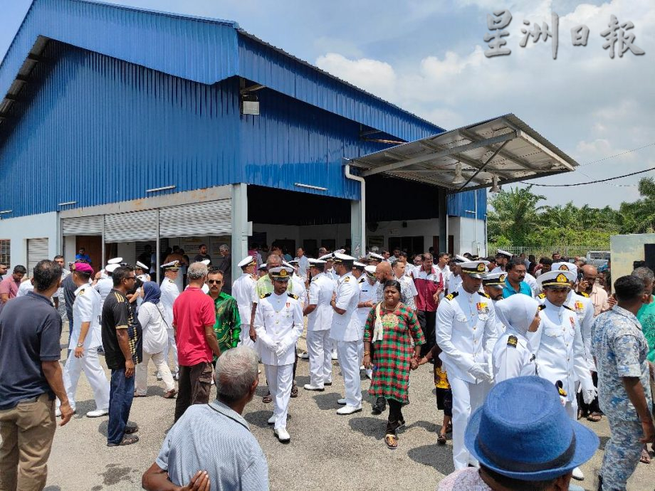 西华苏旦丧礼 数百海军同僚亲友送别