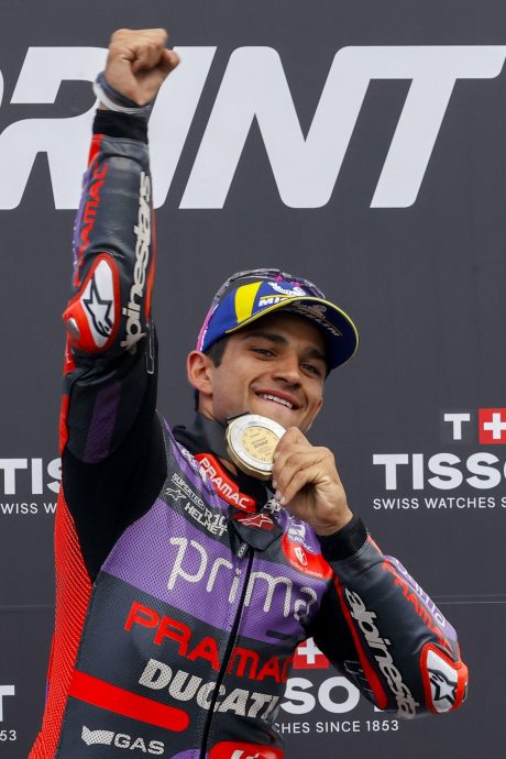 西班牙站摩托车大赛|从惨烈“摔车潮”中存活 佐治马丁称霸MotoGP冲刺赛