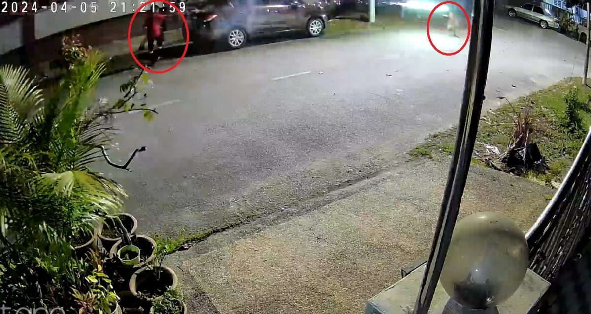 视频 | 小孩玩烟花互射如枪战 邻居怒:父母根本不理!