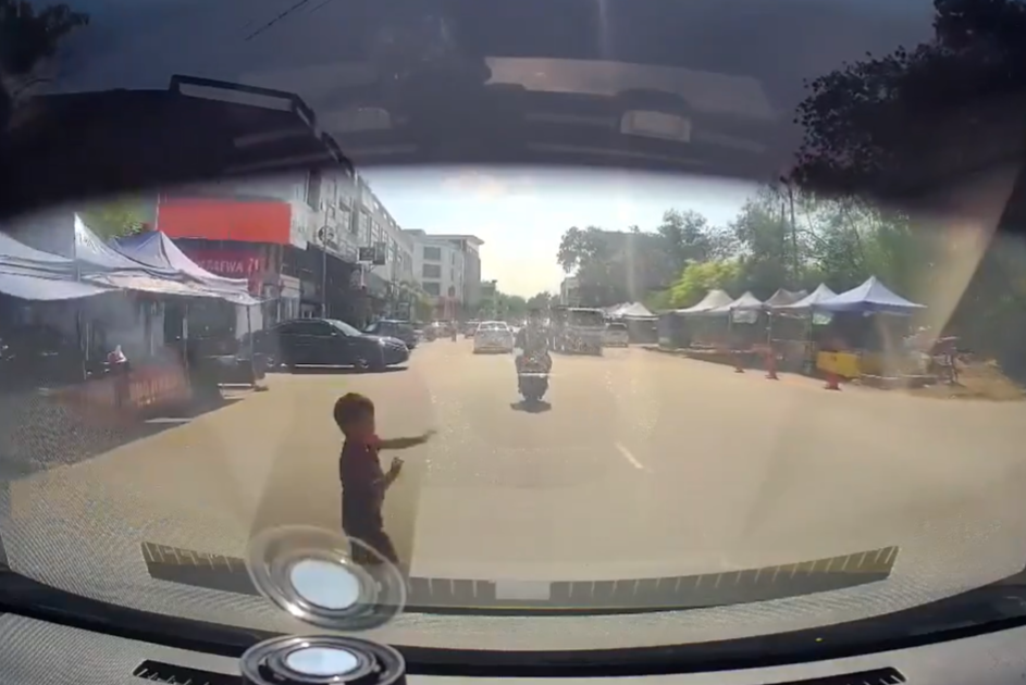 视频 | 小孩突冲出马路吓坏司机!“孩子母亲没道歉就离开”