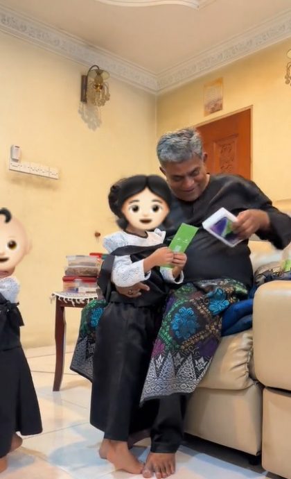 视频 | 派青包给年幼孙子 祖父每人送iPhone