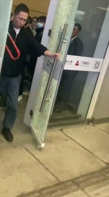 视频 | 满满的人!杭州车站旅客挤到破窗 险引发踩踏