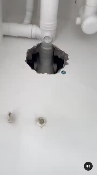 视频| 豆腐渣工程？网民揭新居阳台栏杆松动 墙壁破洞