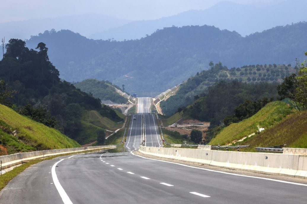 视频|中枢大道路旁开斋留下垃圾 “大马人,可以不要这么脏吗?”