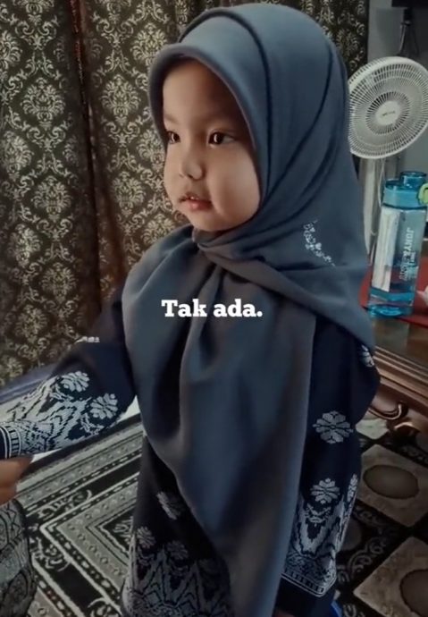 视频|坚称没错不向父求宽恕 小女孩委屈巴巴萌翻网民