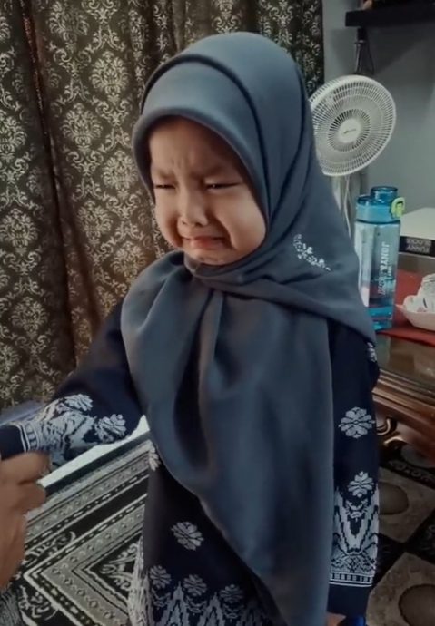 视频|坚称没错不向父求宽恕 小女孩委屈巴巴萌翻网民