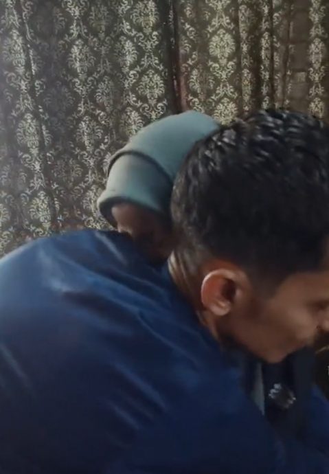 视频|坚称没错不向父求宽恕 小女孩委屈巴巴萌翻网民