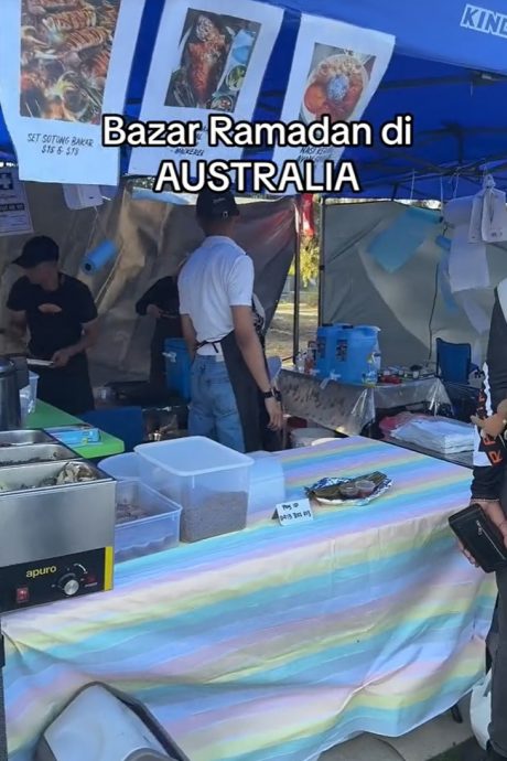 视频|墨大马人逛斋月市集 “搭蓝帐篷以为在大马”
