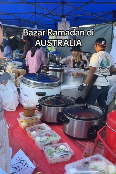 视频|墨大马人逛斋月市集 “搭蓝帐篷以为在大马”