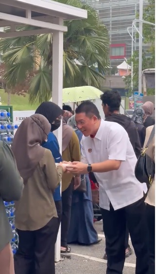 视频|支持市集摊贩买食物送路人 倪可敏斋戒月善举赢网赞