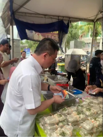 视频|支持市集摊贩买食物送路人 倪可敏斋戒月善举赢网赞