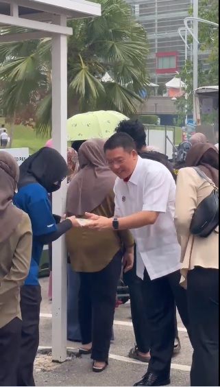 视频|支持市集摊贩买食物送路人 倪可敏斋戒月善举赢网赞