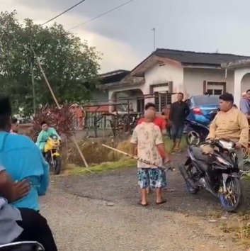 视频|疑不堪摩托噪音 老伯带长棍骂人 青年回怼“一年才一次！”