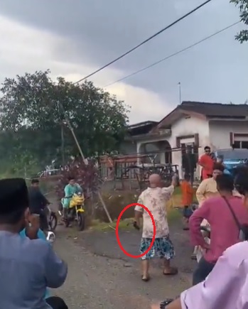 视频|疑不堪摩托噪音 老伯带长棍骂人 青年回怼“一年才一次！”