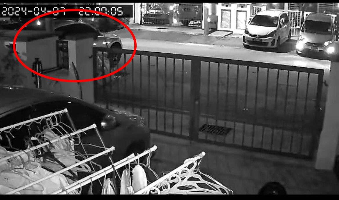 视频|疑小孩玩烟花惹祸 奥迪轿车遭燃烧殆尽