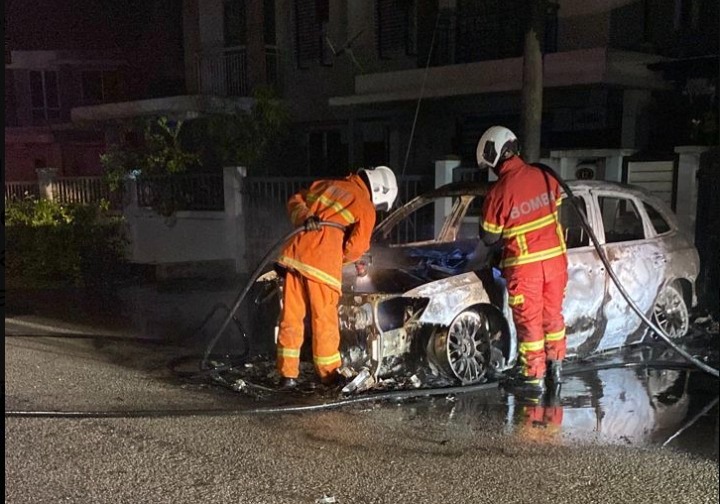 视频|疑小孩玩烟花惹祸 奥迪轿车遭燃烧殆尽