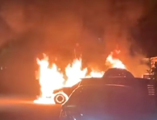 视频|疑小孩玩烟花惹祸 奥迪轿车遭燃烧殆尽