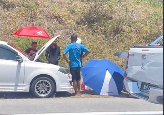 视频|车上晒鞋 商家摆摊 路边开斋 返乡车龙阵催生奇观 