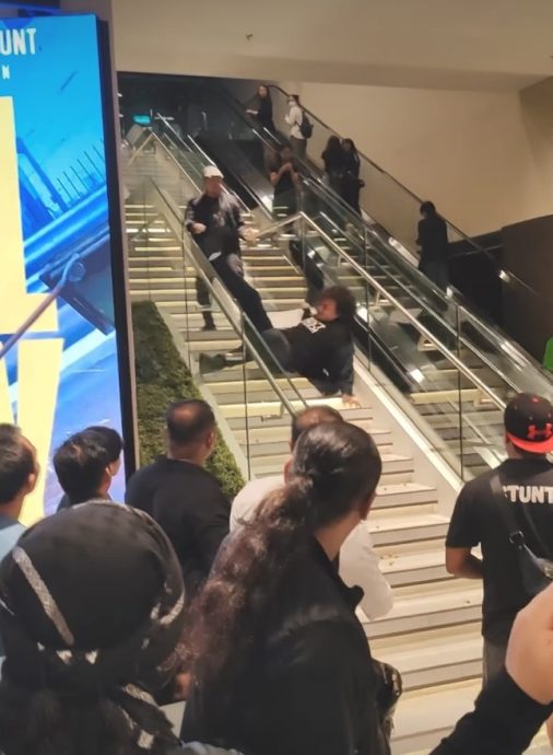 视频|首映礼发生殴斗事件 剧组人员上演铁公鸡