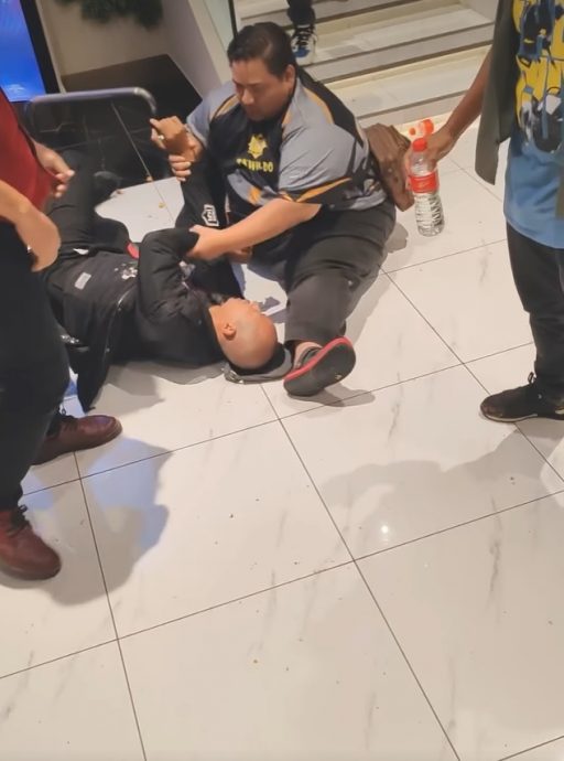 视频|首映礼发生殴斗事件 剧组人员上演铁公鸡