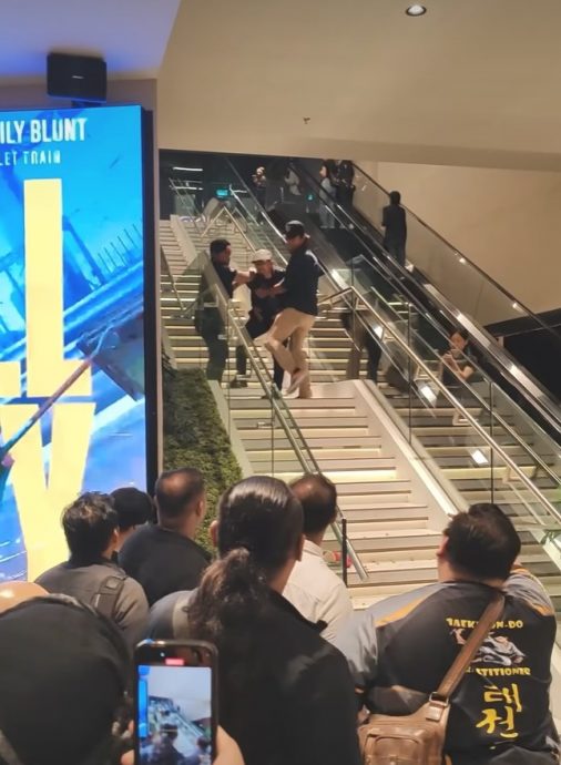 视频|首映礼发生殴斗事件 剧组人员上演铁公鸡