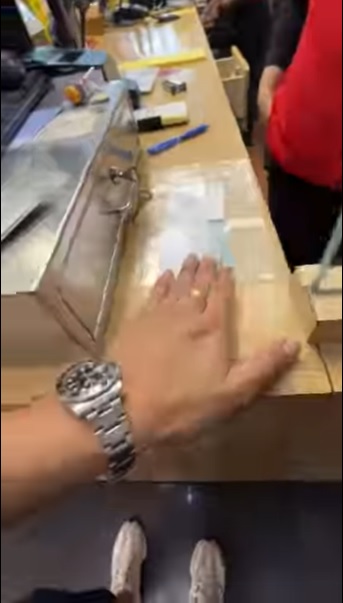 视频|RON97降价了?司机好诚实……