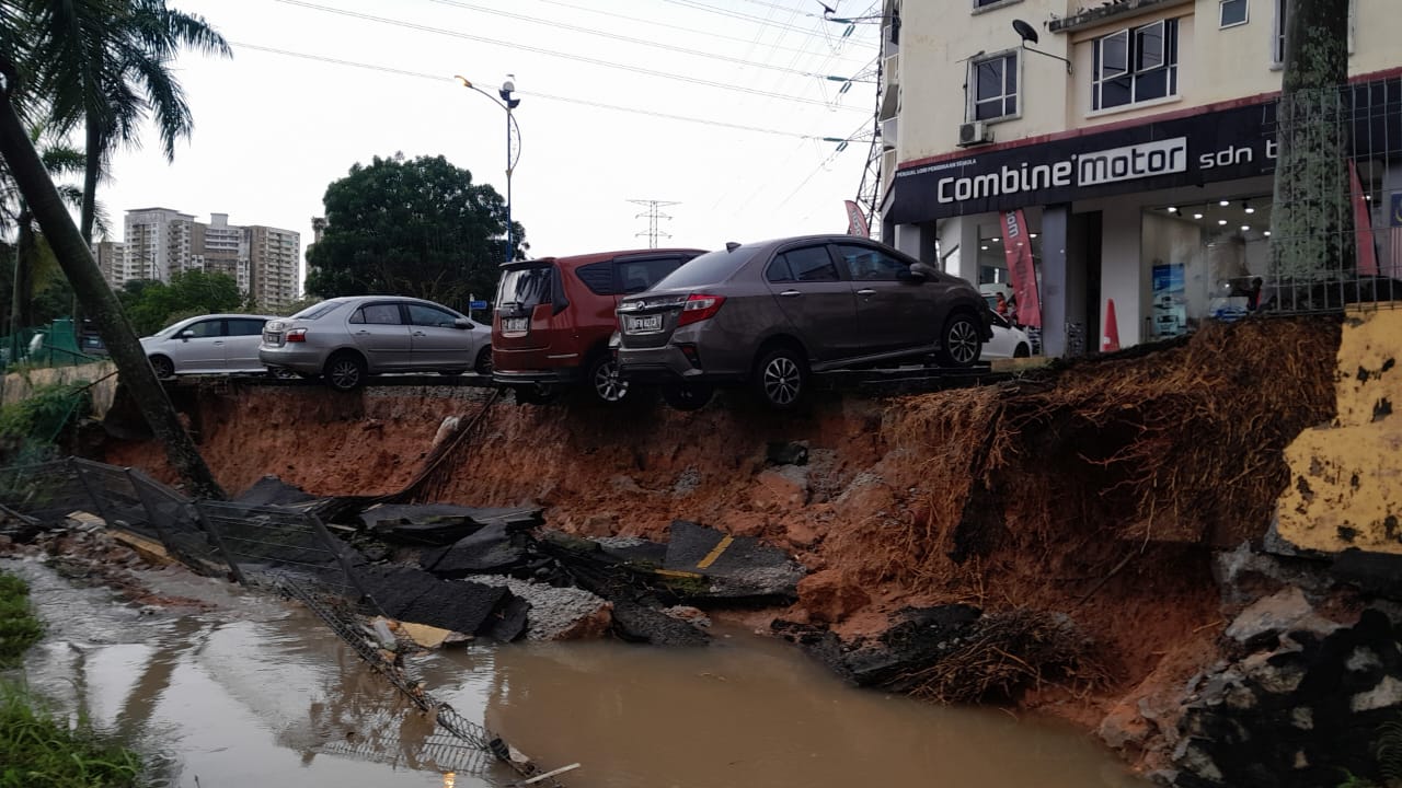 豪雨导致one selayang区道路崩塌 车辆摇摇欲坠 情况骇人
