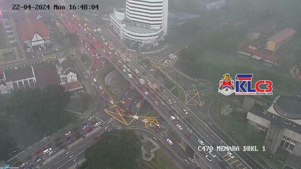 豪雨致路面积水 下班时段更塞车