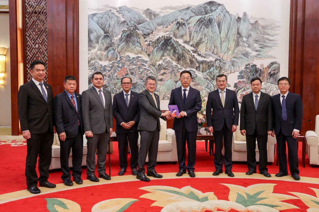 贸工部副部长刘镇东于南宁会见中共广西壮族自治区党委书记刘宁与中国商务部副部长李飞