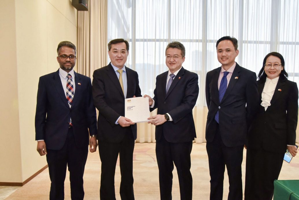 贸工部副部长刘镇东会见中国商务部副部长李飞