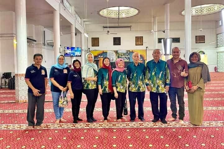 走入清真寺跨宗教开斋 登佛教会派10代表参与