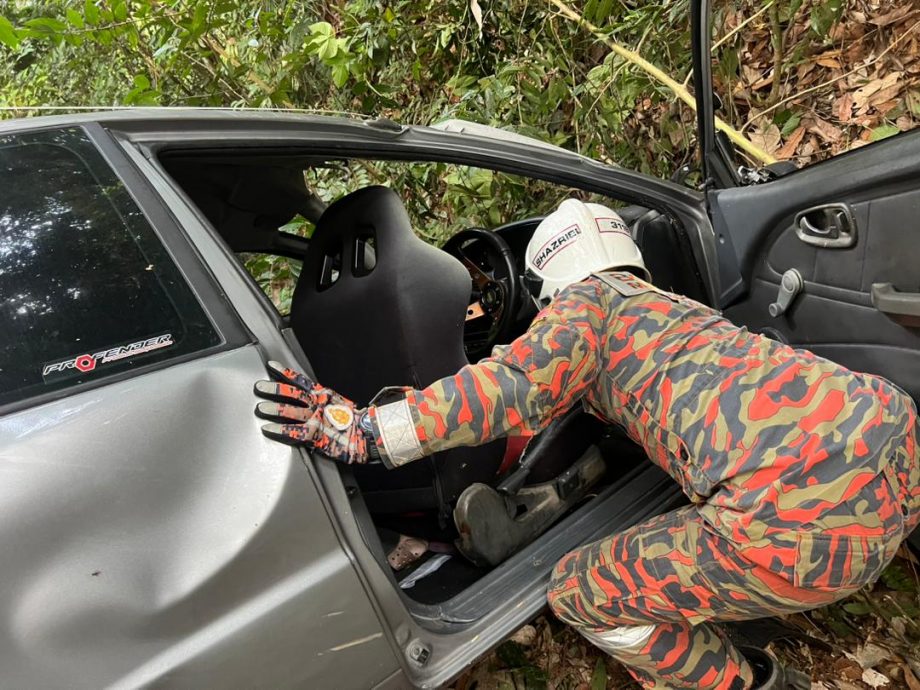 轿车失控冲下30谷深山高,一家五口受轻伤