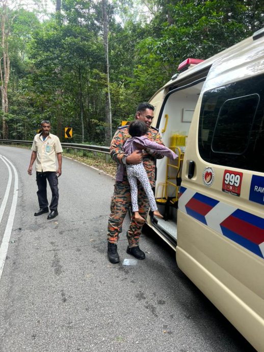 轿车失控冲下30谷深山高,一家五口受轻伤