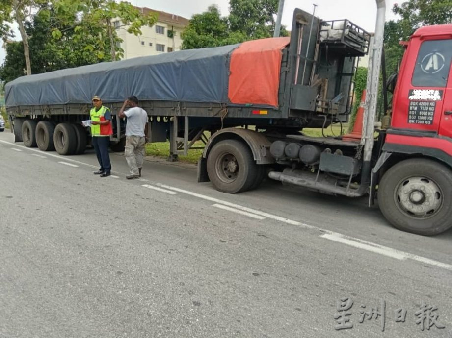 运载超重煤炭 罗里遭JPJ取缔