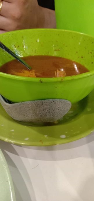 这是什么年代的餐具?顾客:看了都反胃